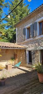 een huis met een hangmat ervoor bij Le nid douillet in Pertuis