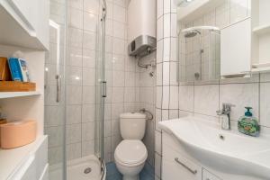 Et badeværelse på Mare beautiful sea view apartment