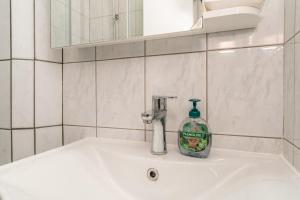 Et badeværelse på Mare beautiful sea view apartment + 20 billeder