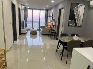 sala de estar con mesa y sillas y sala de estar. en The Peak Residence Service Apt By Hayden, en Phnom Penh