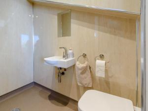 Un baño de Hunroe Brow