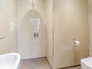 Un baño de Hunroe Brow