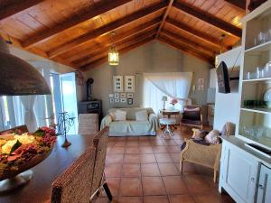 un salon avec un canapé et une table dans l'établissement El Topo, à Puntagorda