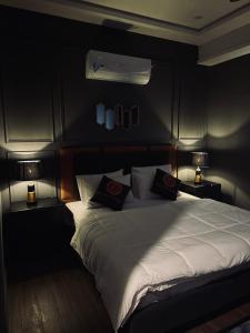 En eller flere senge i et værelse på Avalons luxury decent1BHK cozy apartment + 7 billeder