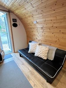 Posezení v ubytování Woodside Round Pod + 2 fotografie