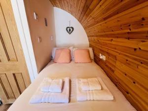 Postel nebo postele na pokoji v ubytování Woodside Round Pod