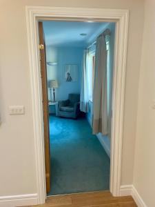 ein Flur mit einer Tür, die zu einem Wohnzimmer führt in der Unterkunft Cotswolds Eco House in Charlbury