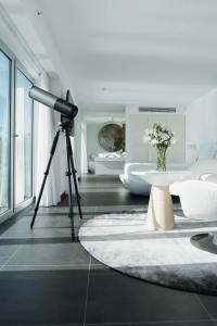 una cámara en un trípode en una habitación con baño en The Donna Portals, en Portals Nous