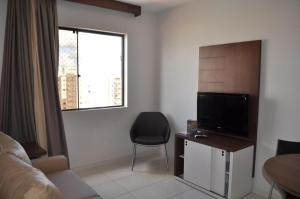 Boulevard Park في كالدس نوفاس: غرفة معيشة فيها تلفزيون وكرسي