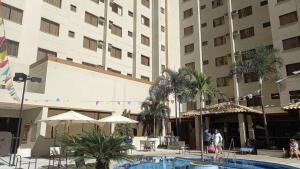 Boulevard Park في كالدس نوفاس: فندق به حمام سباحة أمام المبنى