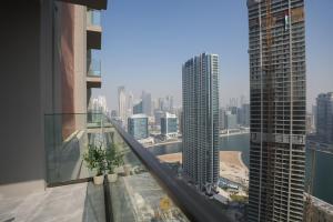 Nespecifikovaný výhled na destinaci Dubaj nebo výhled na město při pohledu z apartmánu