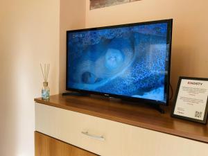 un téléviseur à écran plat posé sur une commode dans l'établissement Sunny Central Apartment for 4 Guests 2 minutes from High Street, à Stara Zagora