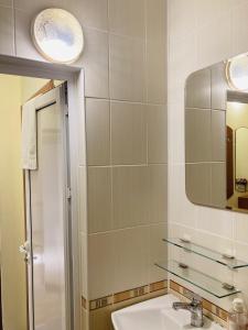 une salle de bain avec un lavabo et un miroir dans l'établissement Sunny Central Apartment for 4 Guests 2 minutes from High Street, à Stara Zagora