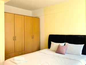 - une chambre avec un lit doté d'une tête de lit noire et de placards en bois dans l'établissement Sunny Central Apartment for 4 Guests 2 minutes from High Street, à Stara Zagora