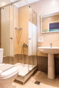 Ένα μπάνιο στο Pink House Socrates Corfu Beachside Retreats