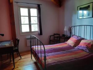 Ένα ή περισσότερα κρεβάτια σε δωμάτιο στο Le Moulin du Pont de Matar