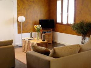 Μια τηλεόραση ή/και κέντρο ψυχαγωγίας στο Gîte "Le Ramounel"