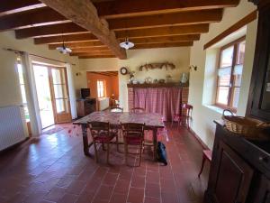 Imagen de la galería de Gîte de Brunenc, en Saint-Vincent-lʼEspinasse 13 fotos más