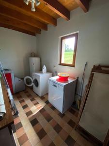 Un baño con lavabo y lavadora. en Gîte de Brunenc, en Saint-Vincent-lʼEspinasse