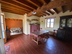 Un comedor con una mesa y una sala de estar. en Gîte de Brunenc, en Saint-Vincent-lʼEspinasse 13 fotos más