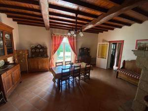 Un comedor con una mesa y sillas y un sofá. en Gîte Borie, en Gasques 22 fotos más