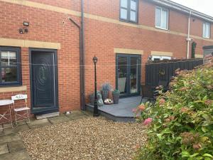 un portico anteriore di una casa in mattoni con una porta nera di Fun by the Sea a Hartlepool