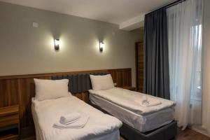 a hotel room with two beds and a window at Hotel - Jodi Lare 