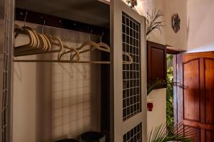 特里凡得琅Air Elements Room by hexa的一间带门的房间，门上有一个毛巾架