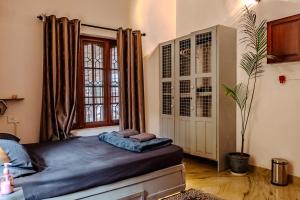 特里凡得琅Air Elements Room by hexa的房间里有一张大床的卧室