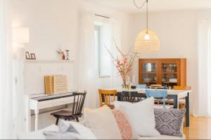 ein Wohnzimmer mit einem Tisch und einem Klavier in der Unterkunft Villa Piano in Brest