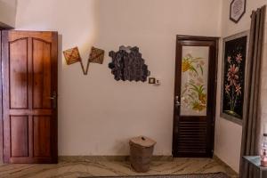 特里凡得琅Air Elements Room by hexa的一间设有一扇门和一幅画作的墙壁的房间