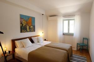 ein Schlafzimmer mit einem großen Bett und einem Fenster in der Unterkunft Villa Piano in Brest + 28 Fotos