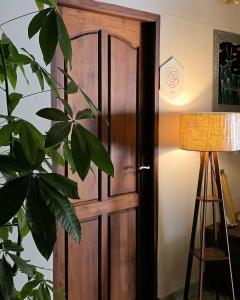 特里凡得琅Air Elements Room by hexa的木门,在植物间