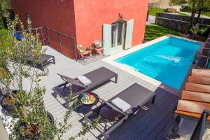 eine Terrasse mit einem Pool neben einem Haus in der Unterkunft Villa Piano in Brest