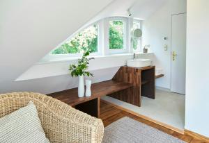 une salle de bain avec un lavabo et une fenêtre dans l'établissement Stylish Apartment In A Historic Country House, à Meezen