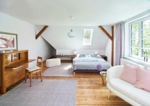 une chambre avec un lit et un canapé dans l'établissement Stylish Apartment In A Historic Country House, à Meezen