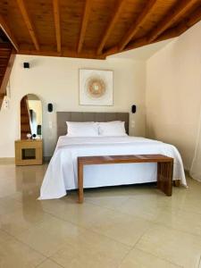 um quarto com uma cama branca e um teto de madeira em Kourouta's Diamond Apartment 1 em Kourouta