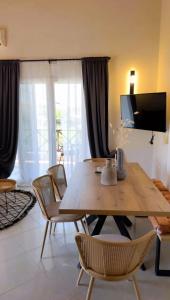 TV a/nebo společenská místnost v ubytování Kourouta's Diamond Apartment 1 + 27 fotografií