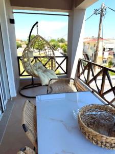 uma varanda com uma mesa e cadeiras e uma janela em Kourouta's Diamond Apartment 1 em Kourouta mais 22 fotografias