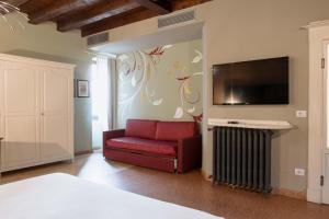 TV a/nebo společenská místnost v ubytování La Boheme Chambres