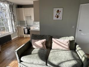 Kuchyň nebo kuchyňský kout v ubytování Queen's Terrace Apartments