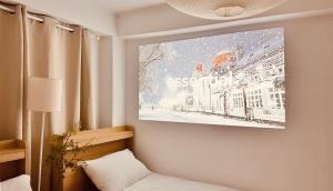 ein Fernseher, der an einer Wand in einem Zimmer hängt in der Unterkunft Exit 4 of Hongik University in Samgong-ni