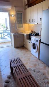 Kuchyň nebo kuchyňský kout v ubytování Kourouta's Diamond Apartment 2