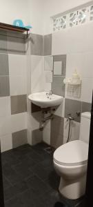 une salle de bains avec toilettes et lavabo dans l'établissement Rareheart Guesthouse, à Kuala Terengganu