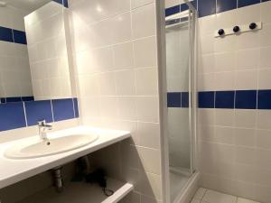 a bathroom with a sink and a shower at Appartement 3* avec terrasse et parking, à 2 pas de la plage de Trestraou à Perros-Guirec - FR-1-368-244 in Perros-Guirec +10 photos