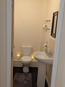 Ένα μπάνιο στο Sherlock's House -Moray Entire house Two bedroom 5 beds Private free parking & WiFi Flat TV Garden Shops