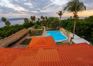 una vista sul tetto di una piscina con tetto arancione di Hotel la Saladilla Beach Club a Santa Cruz de Barahona