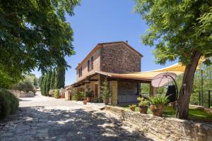 an external view of the house with an umbrella at La Fontaccia 10 by VacaVilla in Montiano