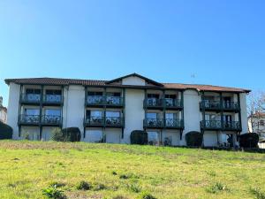 ein Apartmenthaus auf einem Grashügel in der Unterkunft Studio "Anémone" à Cambo, 2 pers., WIFI, animaux perm., parking - FR-1-495-100 in Cambo-les-Bains