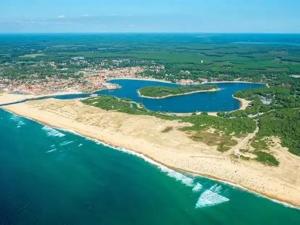 une vue aérienne d'une île dans l'océan dans l'établissement VIEUX BOUCAU - T2 4 pers. avec piscine - FR-1-857-14, à Vieux-Boucau-les-Bains 3 autres photos